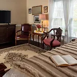 A Williamsburg White House Inn