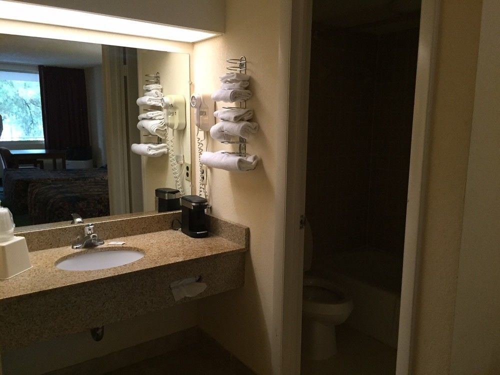 Motel America's 2*