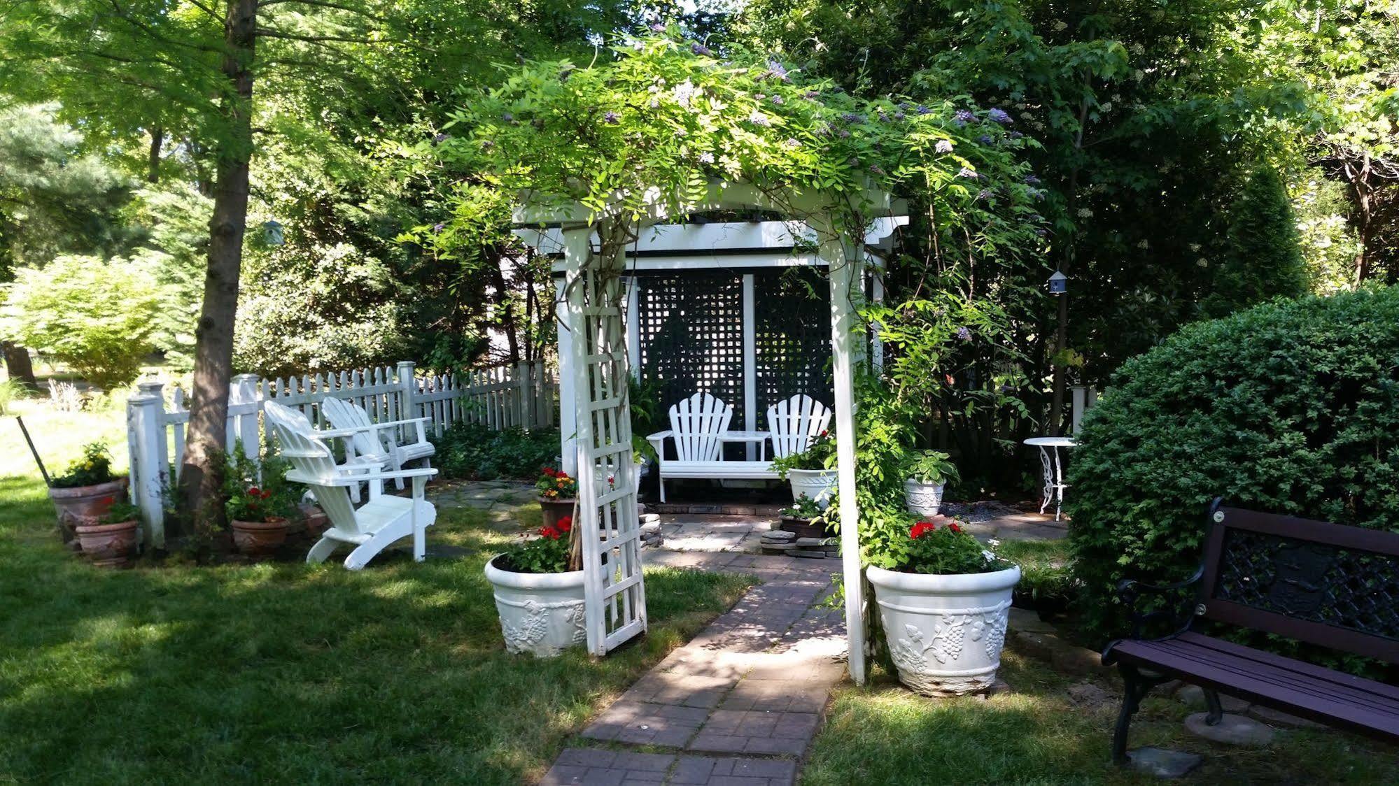 A White House 3*