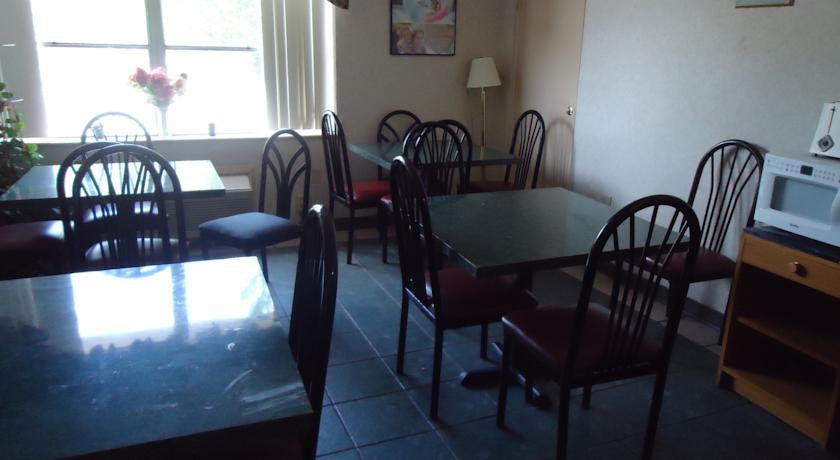 Super 8 Colonial