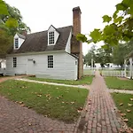 Colonial Houses, An Official Colonial Williamsburg Hotel