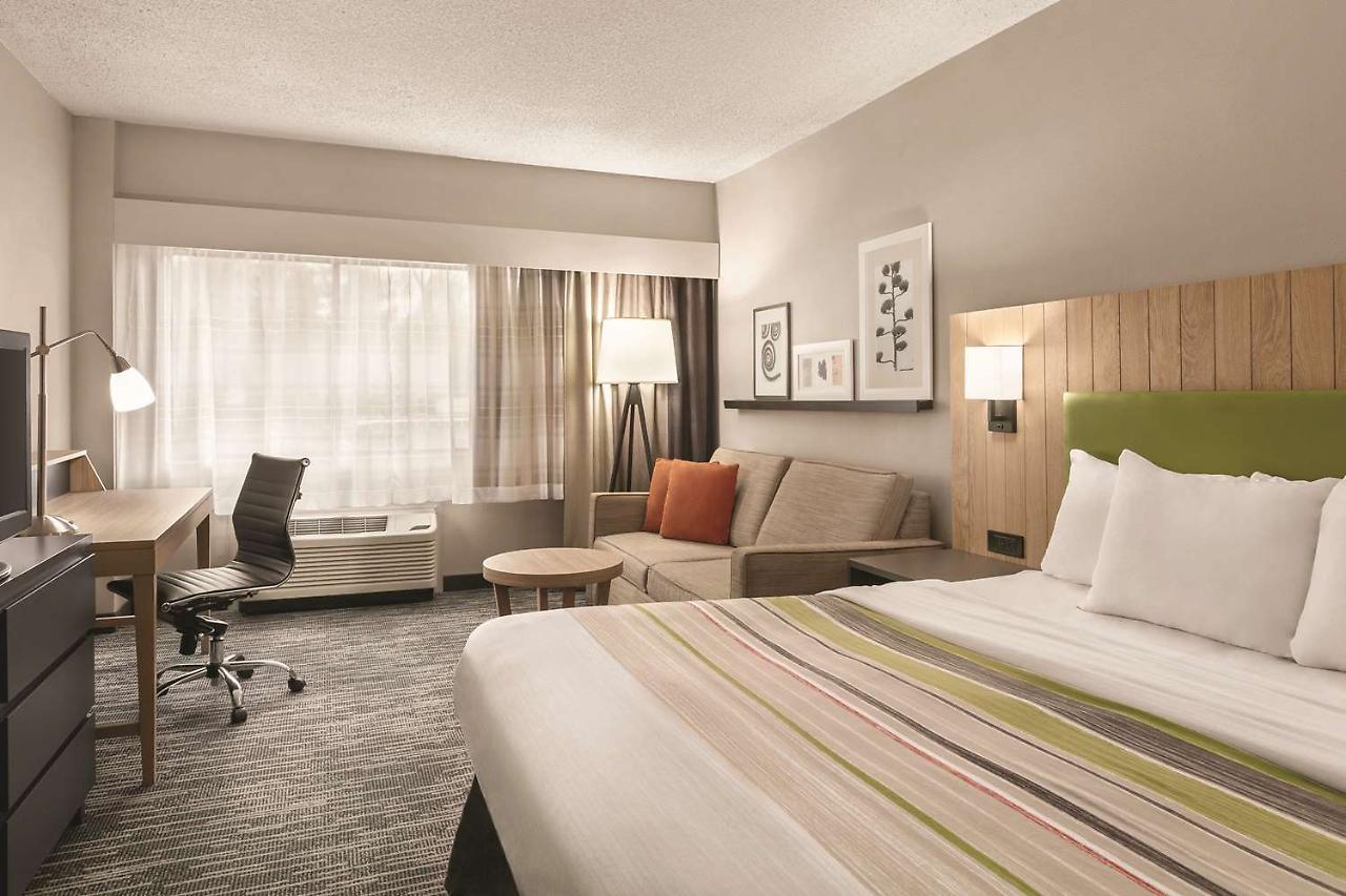 Country & By Radisson, East Busch Gardens , Va 3*