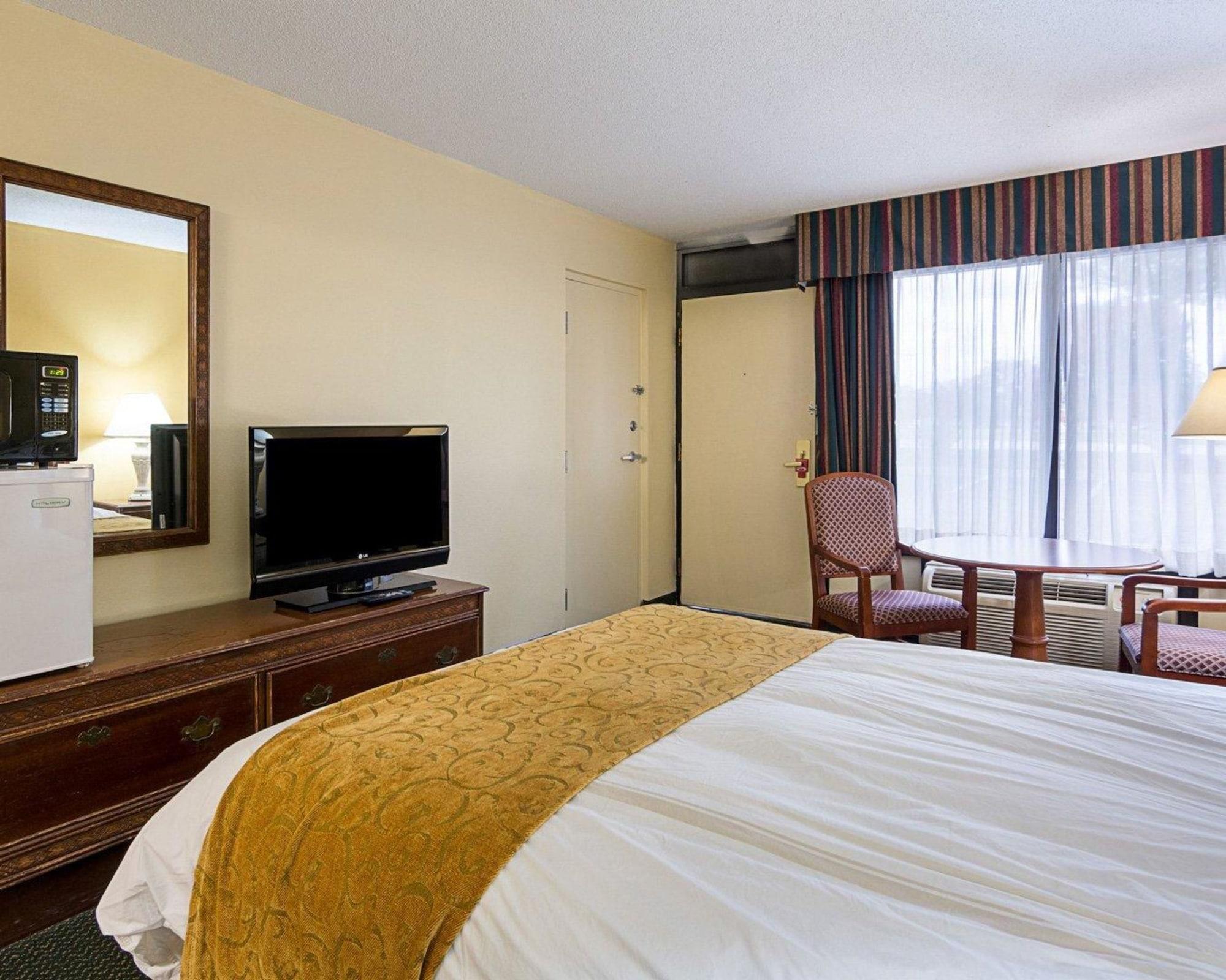 Days & By Wyndham Colonial Hotel Williamsburg