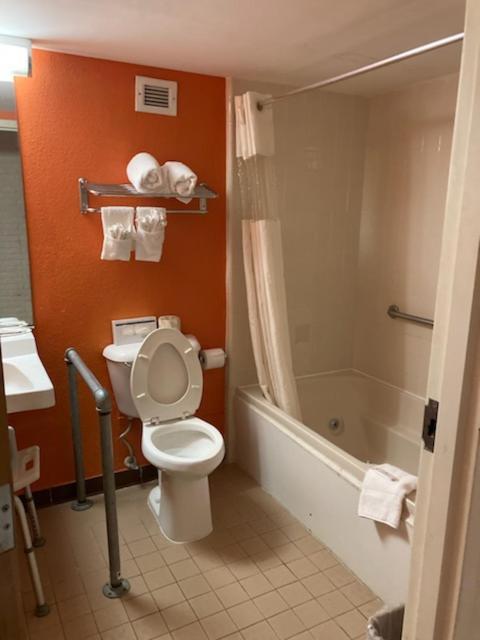 Howard Johnson By Wyndham Hotel