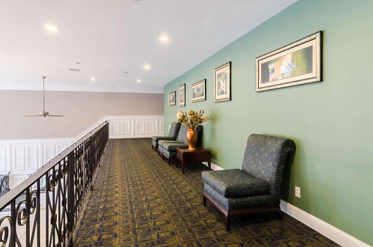 Suburban Hotel 2*