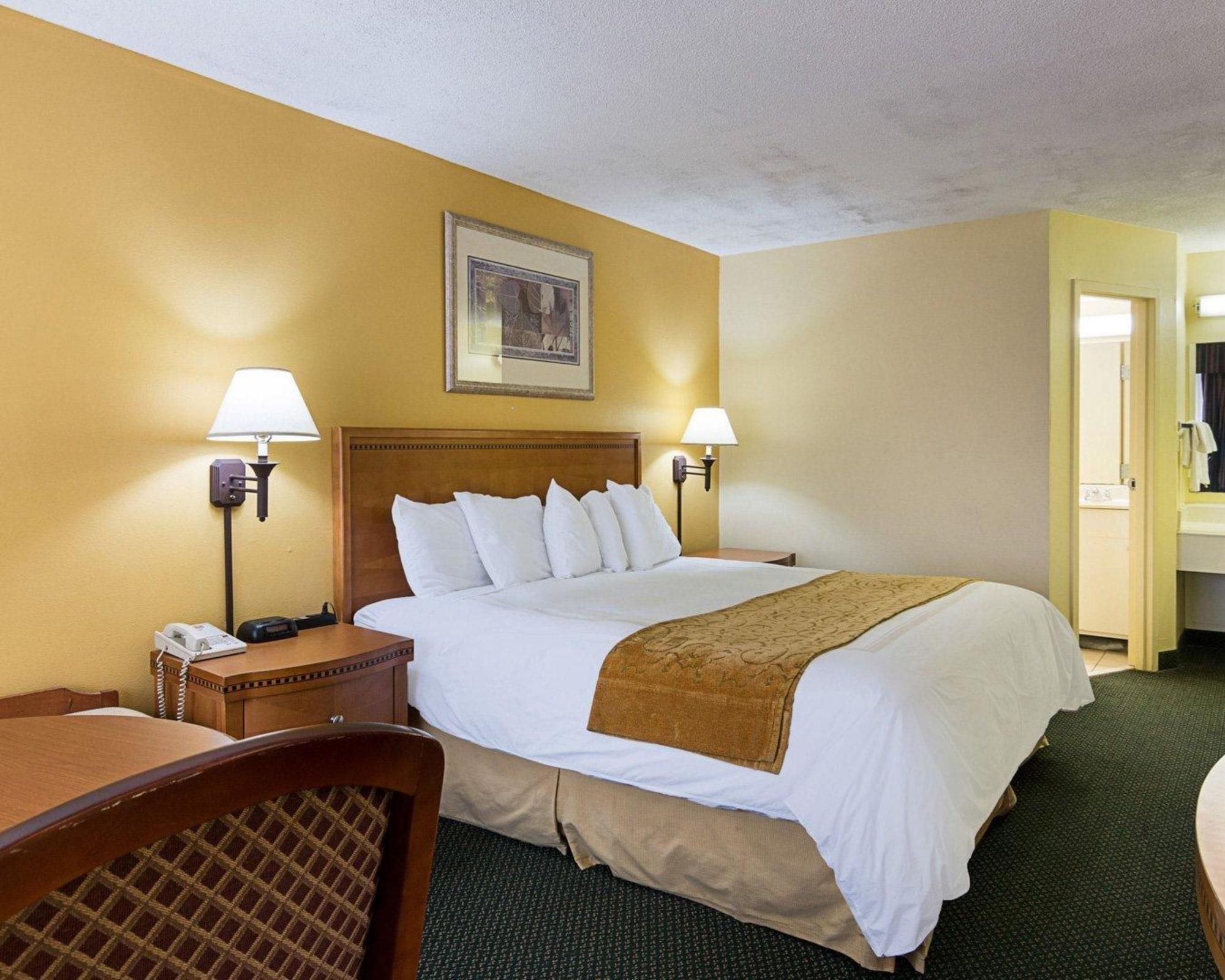 Hotel Days & By Wyndham Colonial