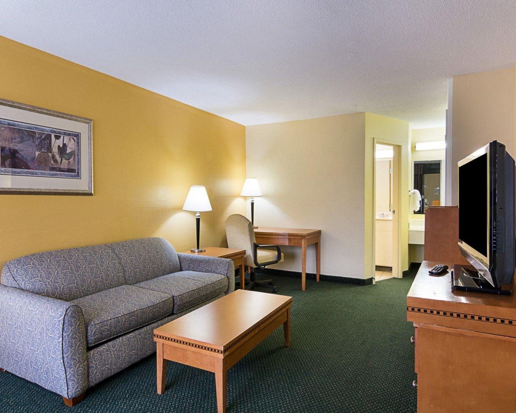 Hotel Days & By Wyndham Colonial