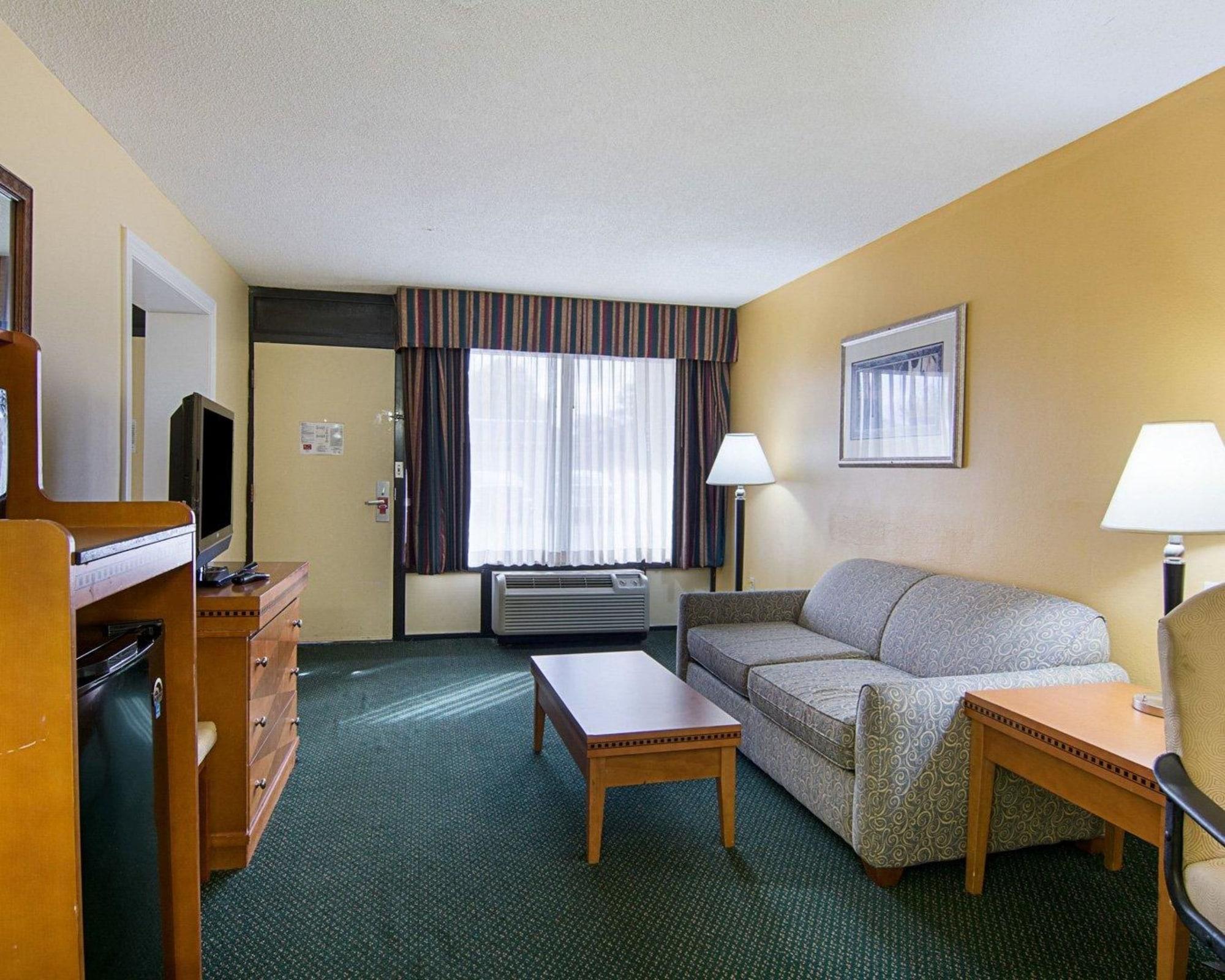 Days & By Wyndham Colonial Hotel 2*