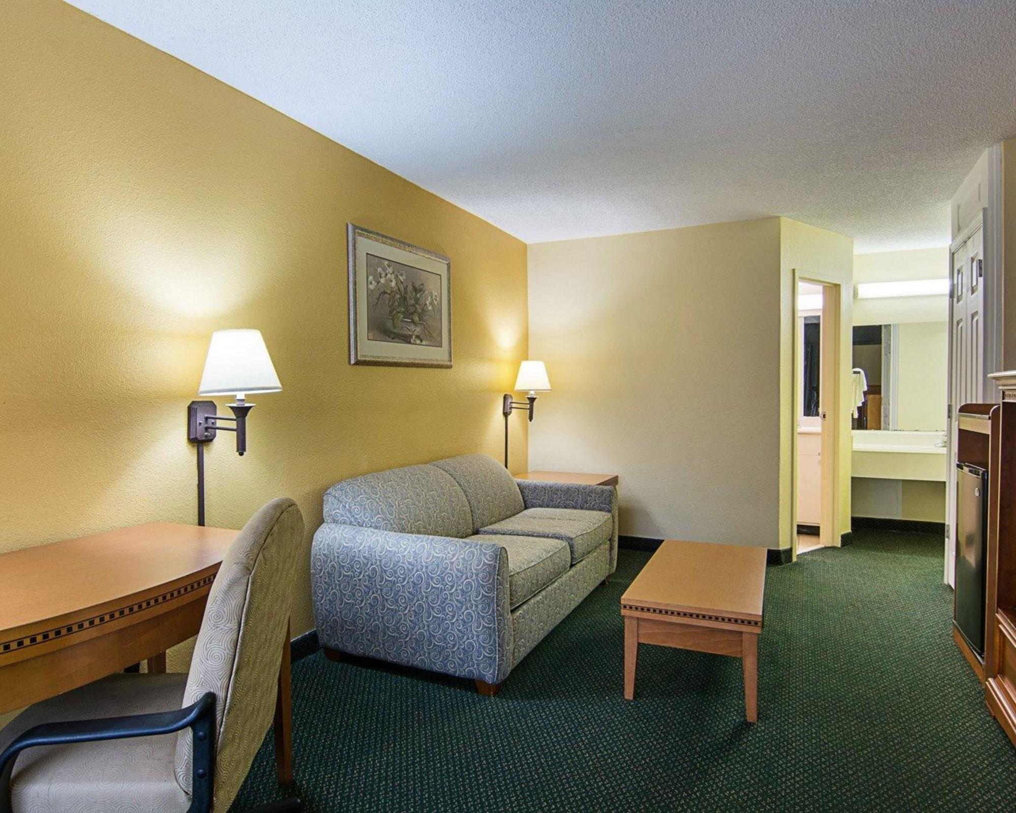 Hotel Days & By Wyndham Colonial