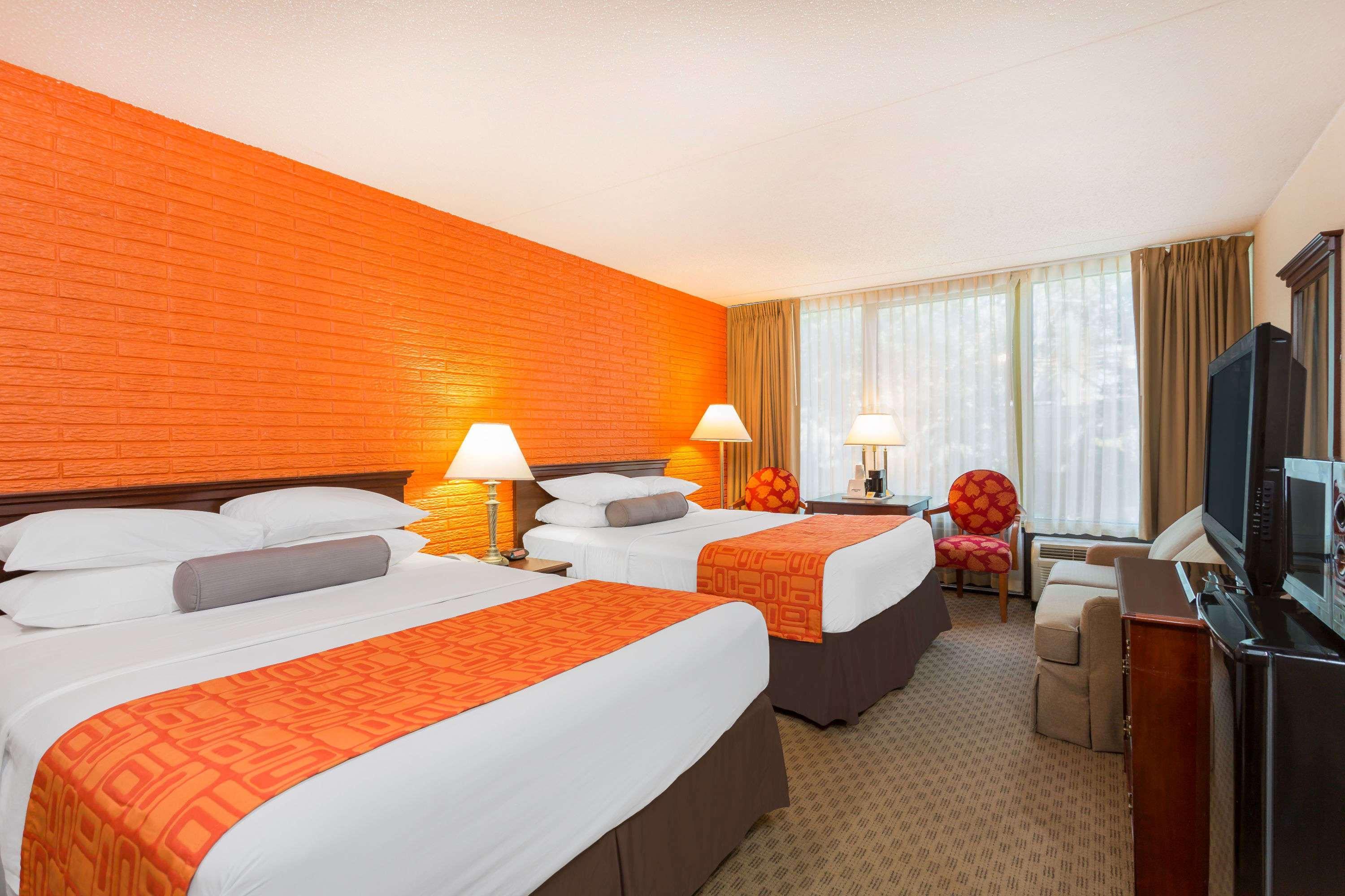 Howard Johnson By Wyndham