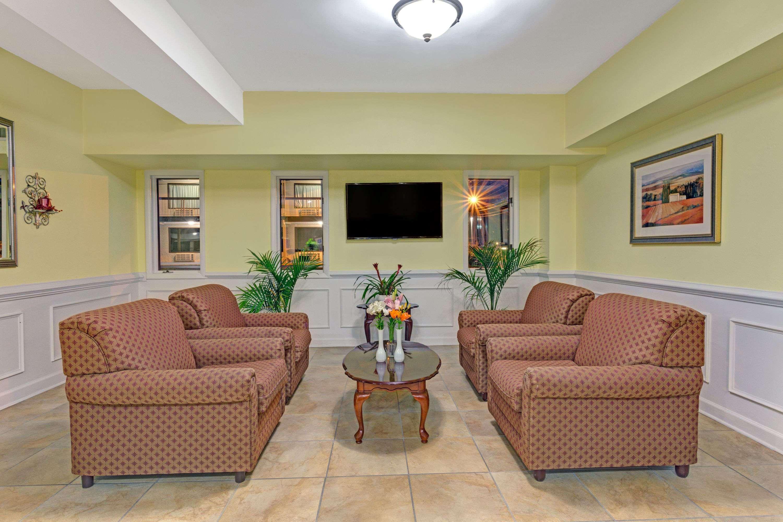 Travelodge By Wyndham Colonial Area