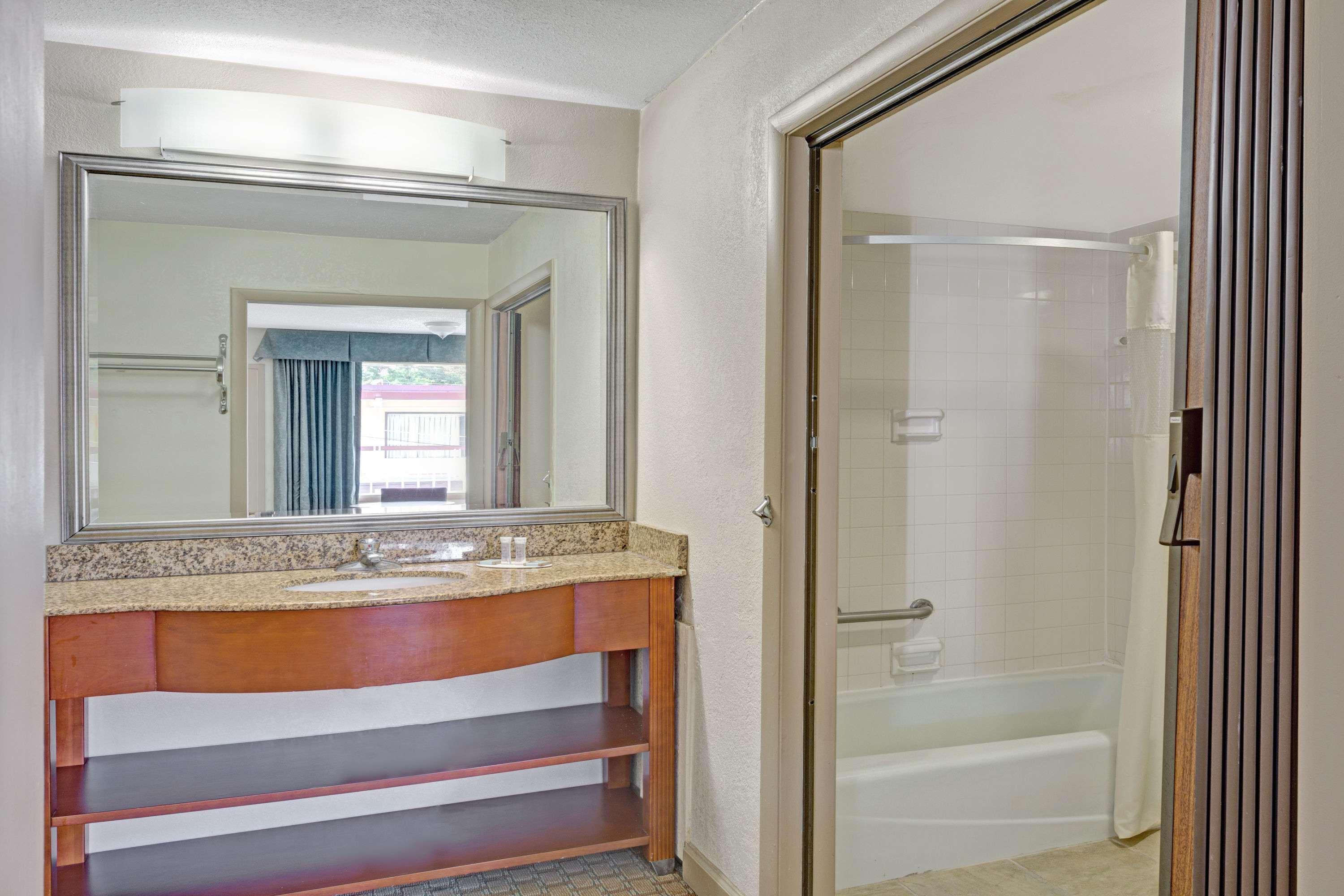 Travelodge By Wyndham Colonial Area Hotel *