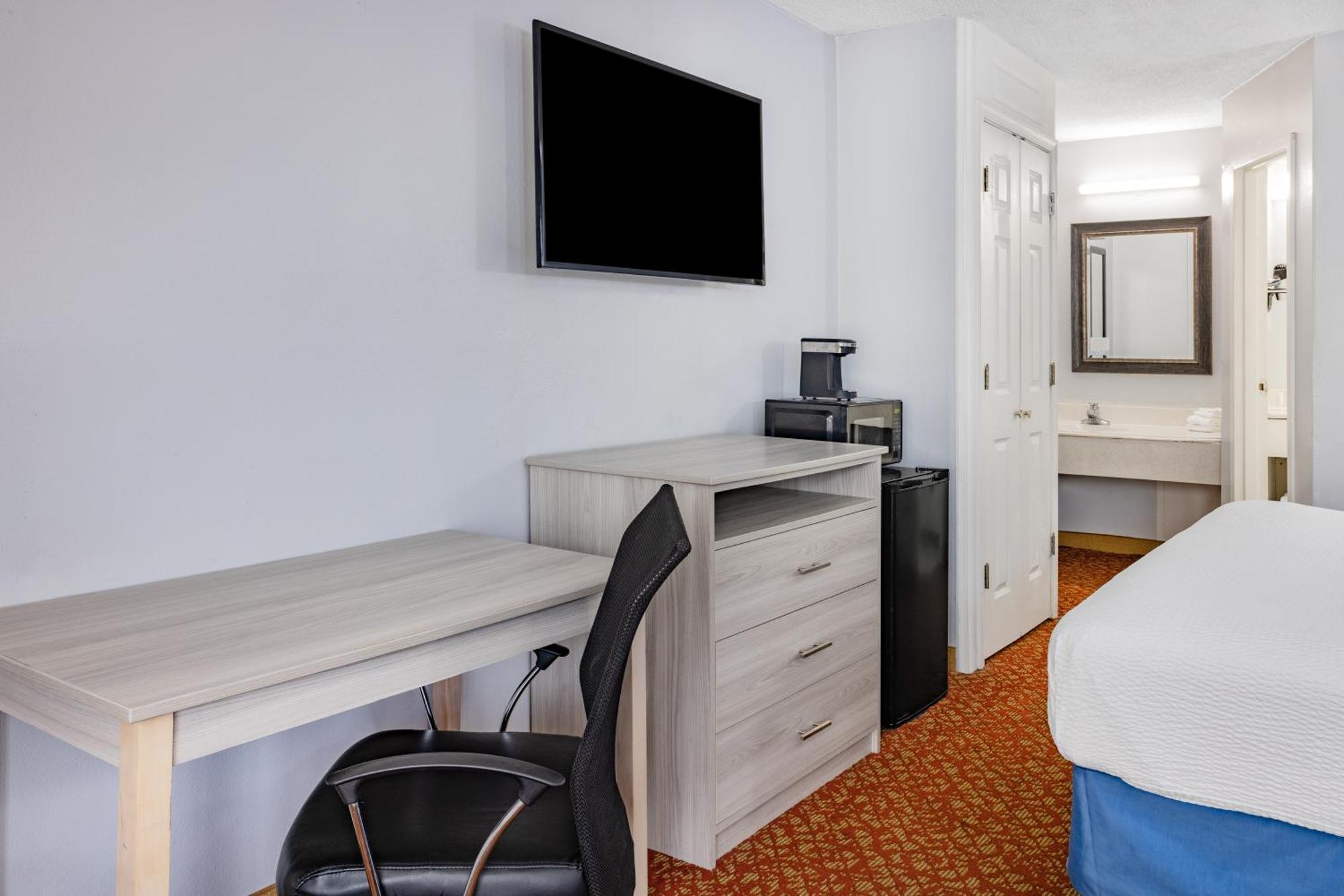 Days & By Wyndham Colonial Hotel