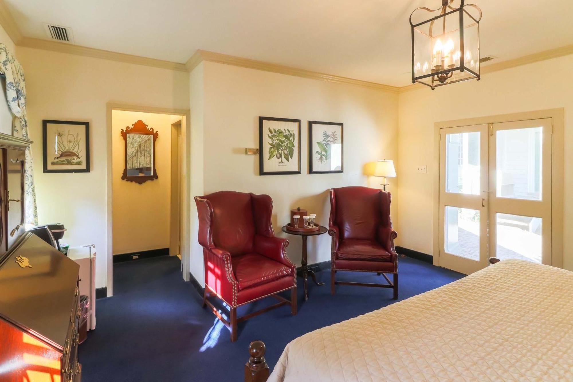 Colonial Houses, An Official Colonial Hotel Williamsburg