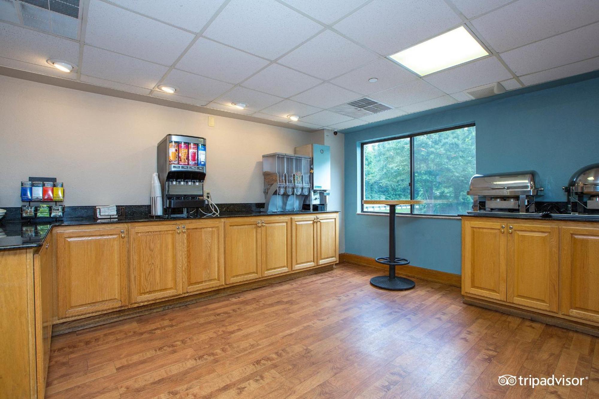 Country & By Radisson, East Busch Gardens , Va 3*