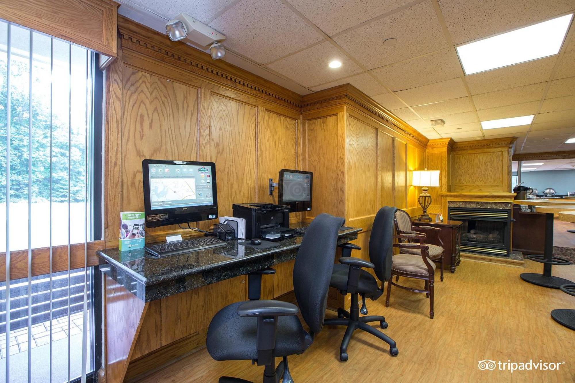 Country & By Radisson, East Busch Gardens , Va 3*