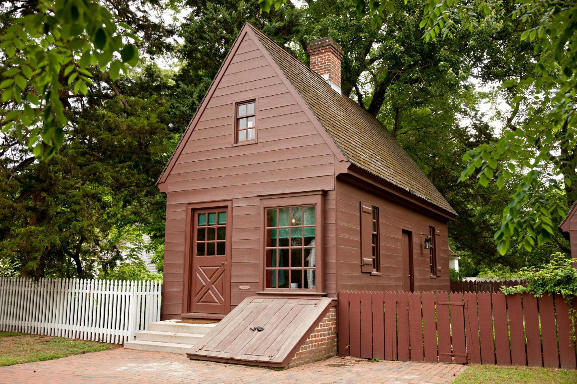 Colonial Houses, An Official Colonial Hotel