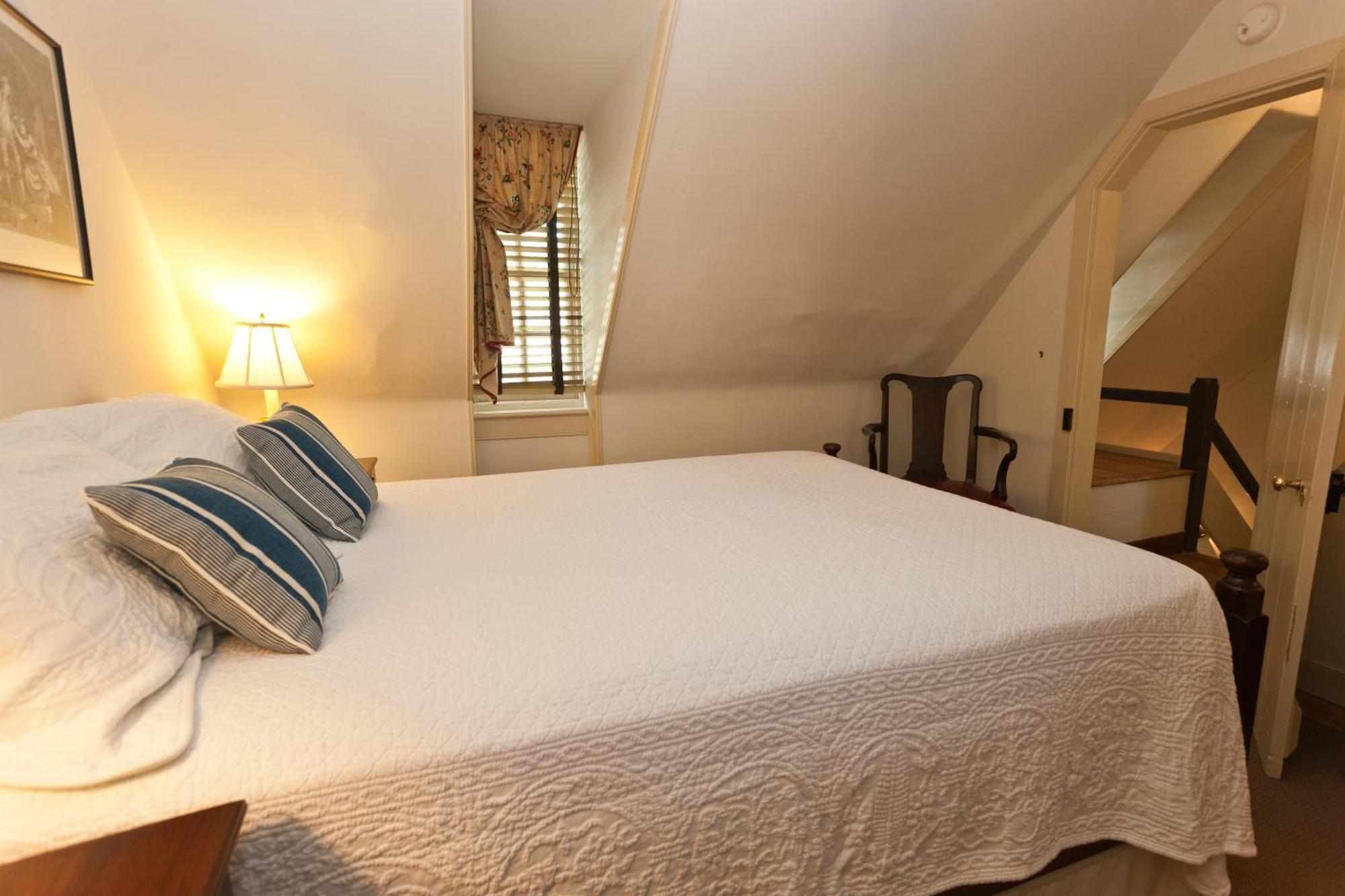 Colonial Houses, An Official Colonial 5*