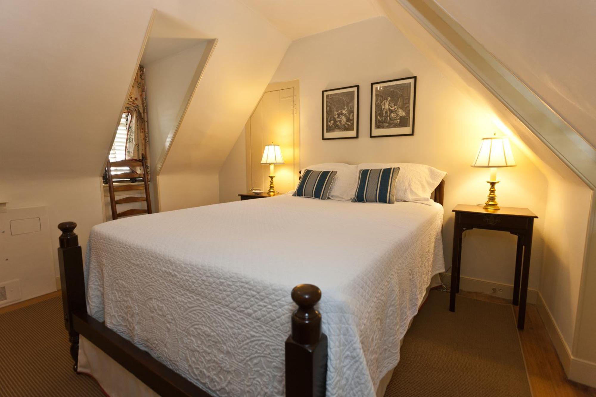 Colonial Houses, An Official Colonial Hotel Williamsburg