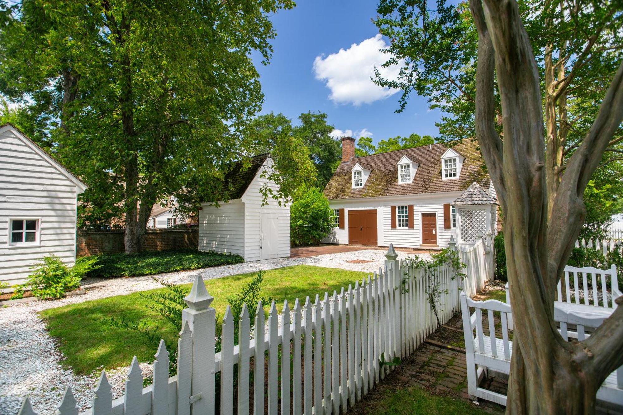Colonial Houses, An Official Colonial 5* Williamsburg