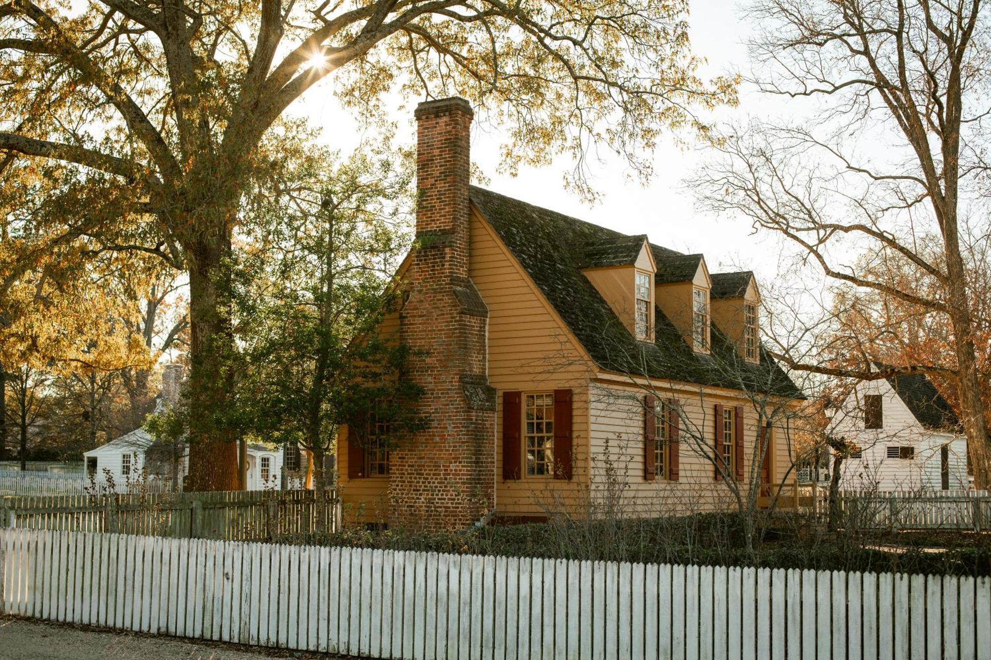 Colonial Houses, An Official Colonial Hotel Williamsburg
