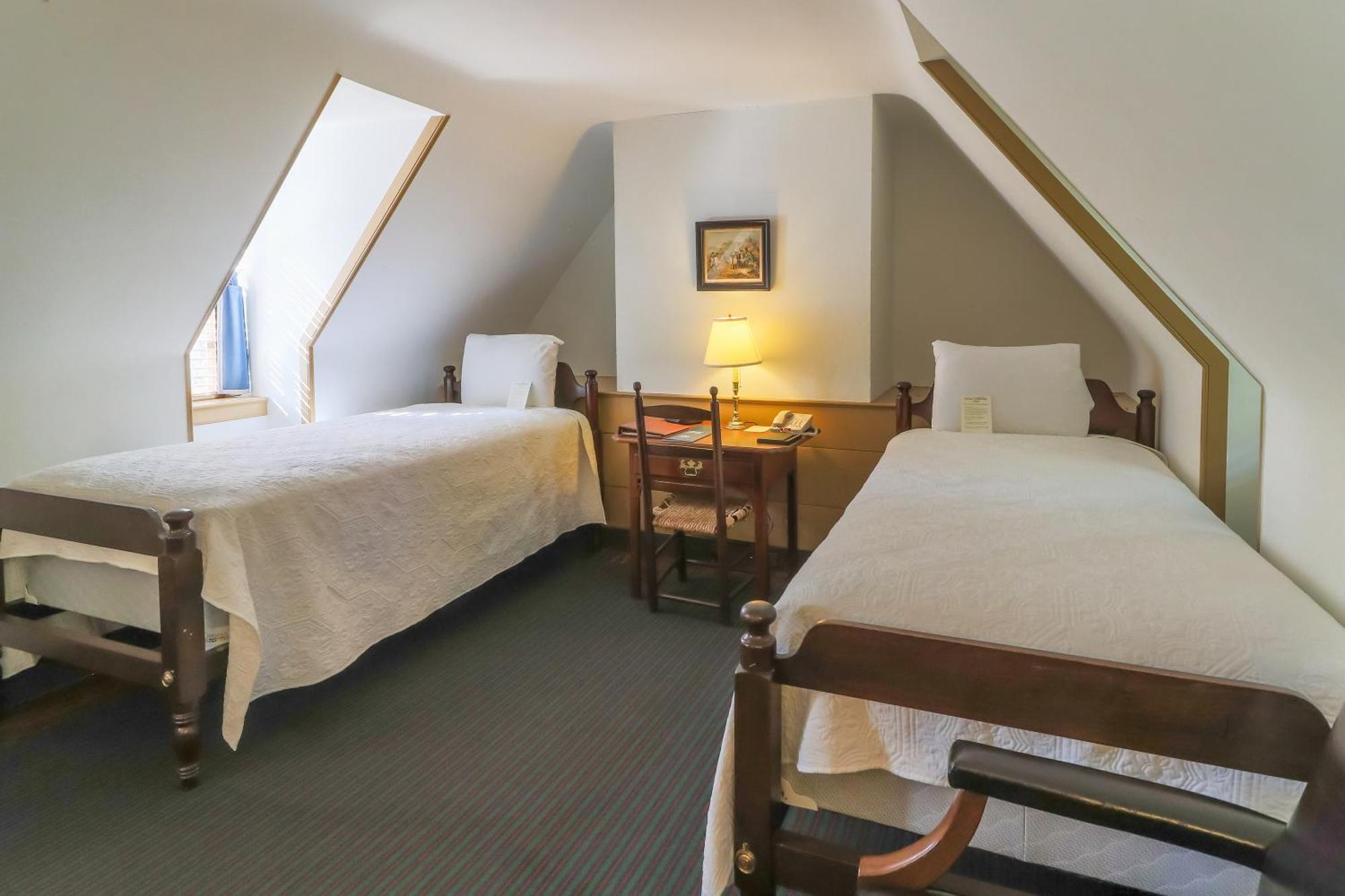 Colonial Houses, An Official Colonial Hotel Williamsburg