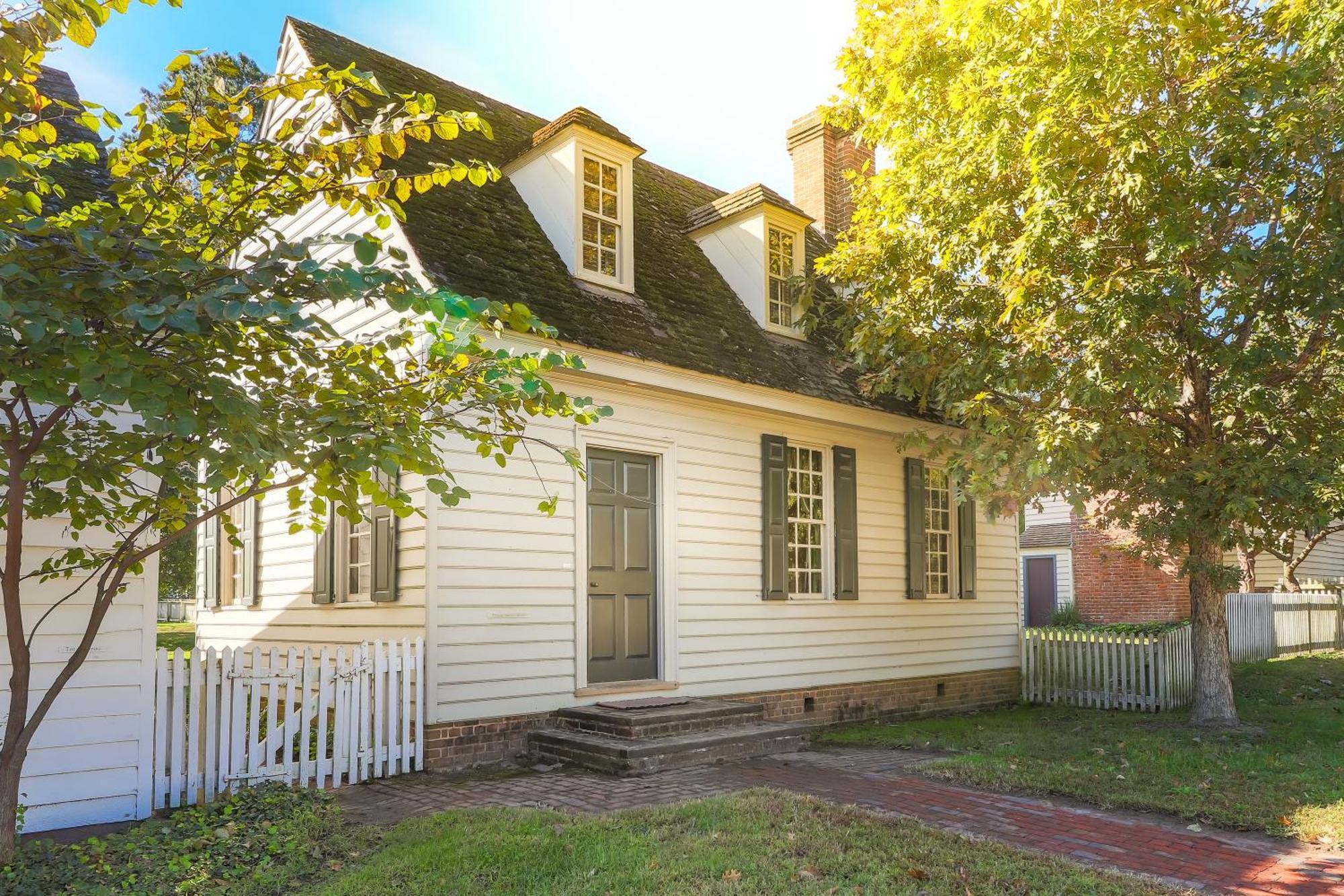 Colonial Houses, An Official Colonial 5*