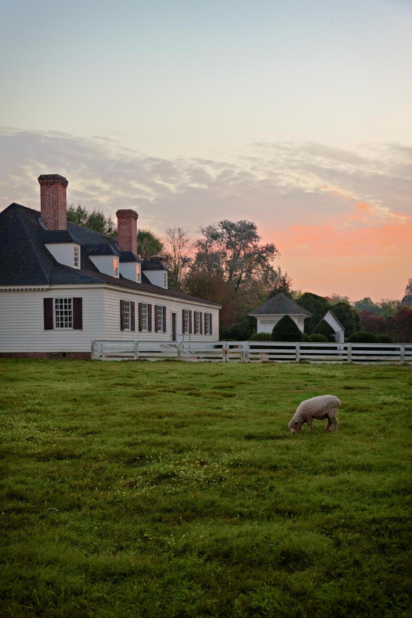 Colonial Houses, An Official Colonial Hotel Williamsburg