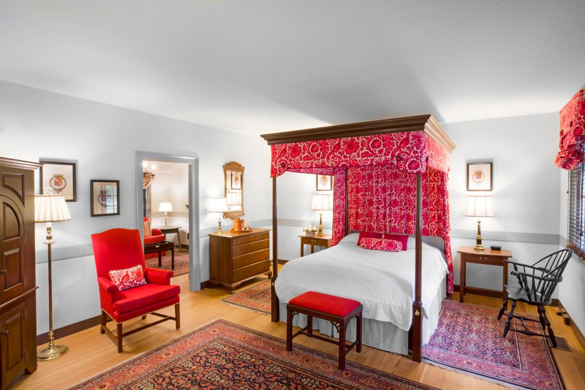 Colonial Houses, An Official Colonial Hotel Williamsburg