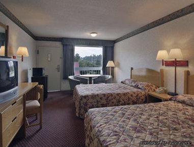 Travelodge By Wyndham Colonial Area