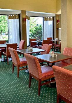 Hotel Courtyard - Busch Gardens