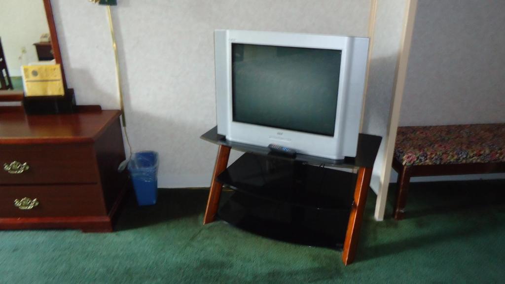 Super 8 Colonial