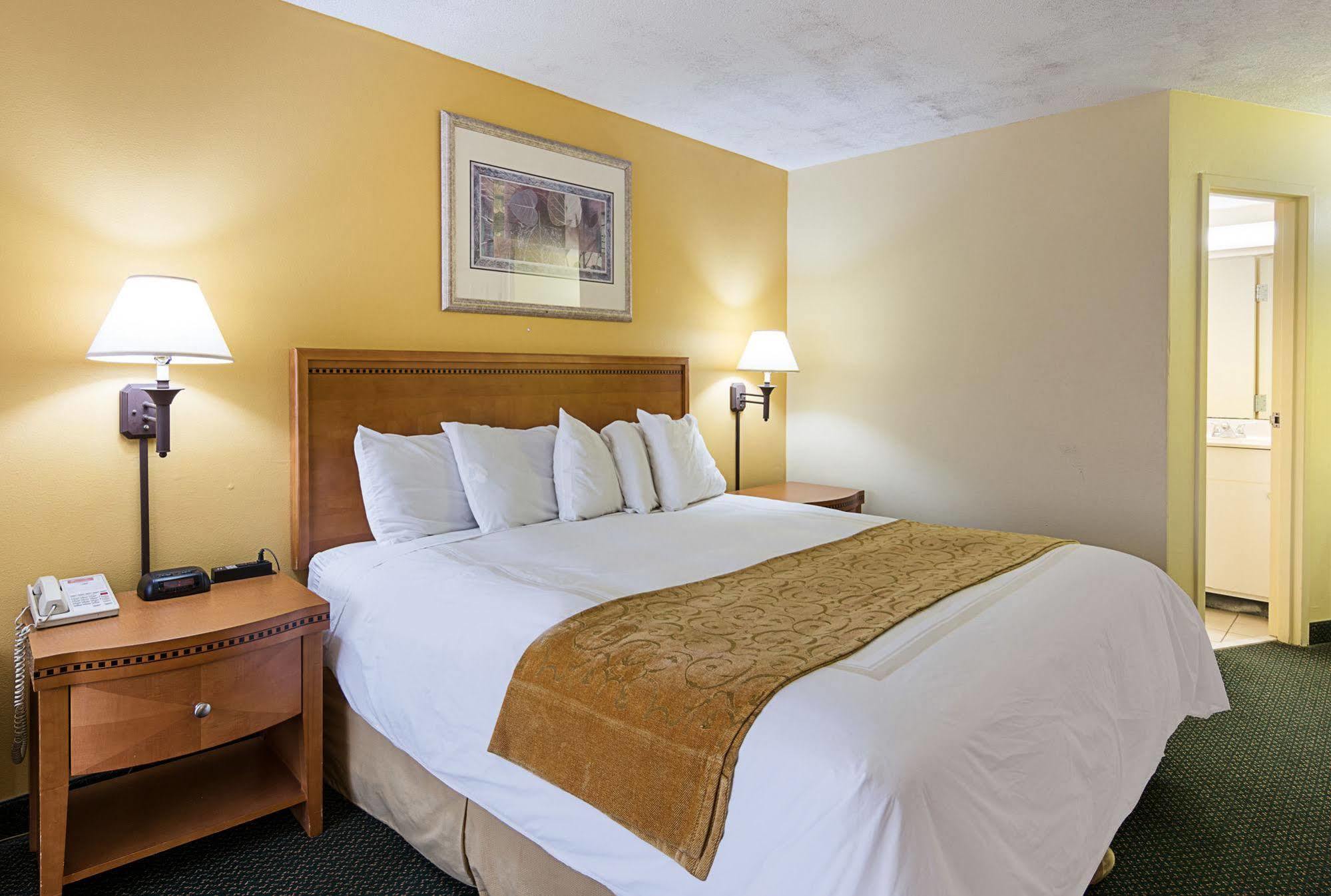 Days & By Wyndham Colonial Hotel