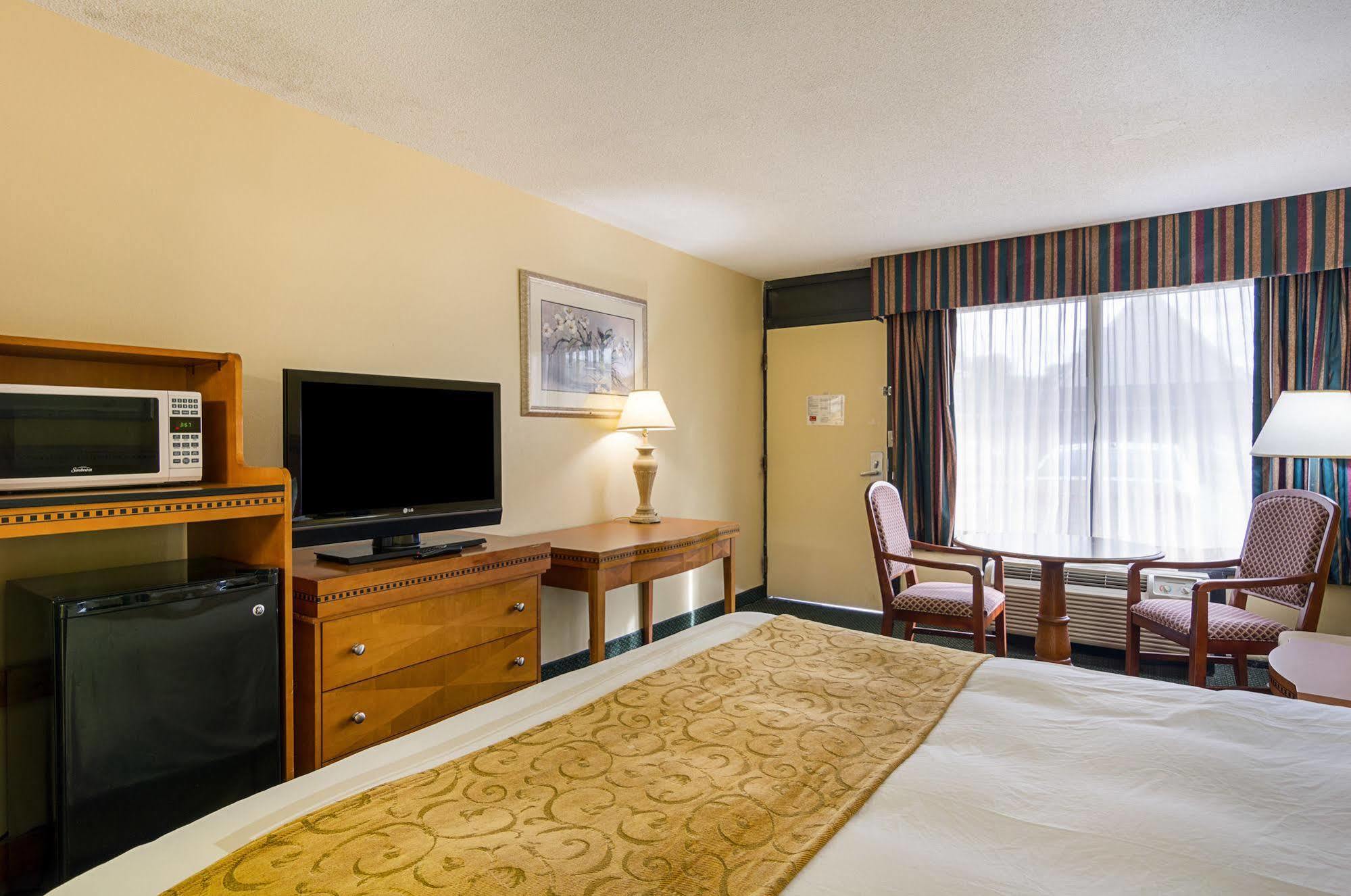Hotel Days & By Wyndham Colonial