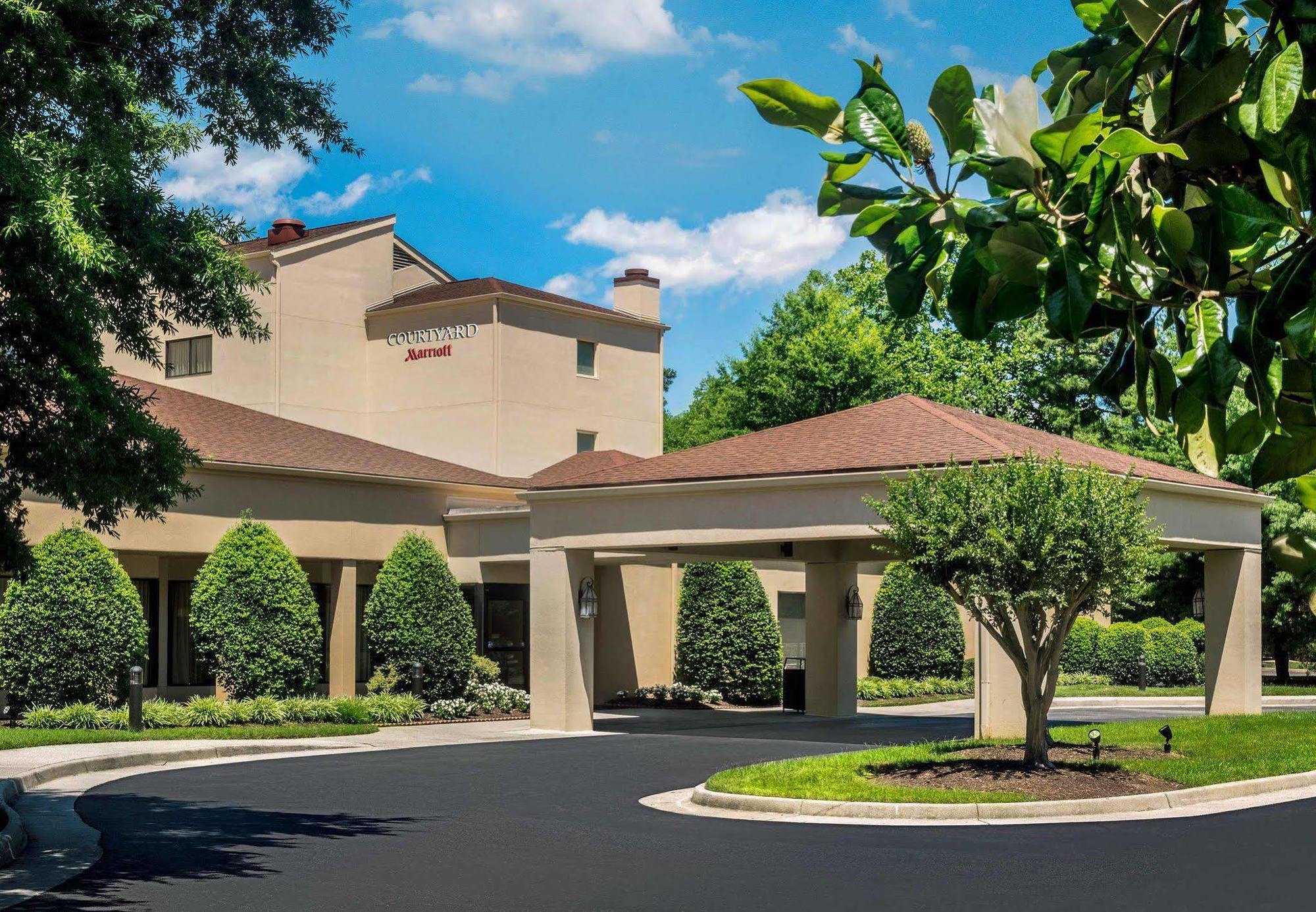Hotel Courtyard - Busch Gardens