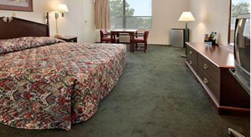 Super 8 Colonial Hotel