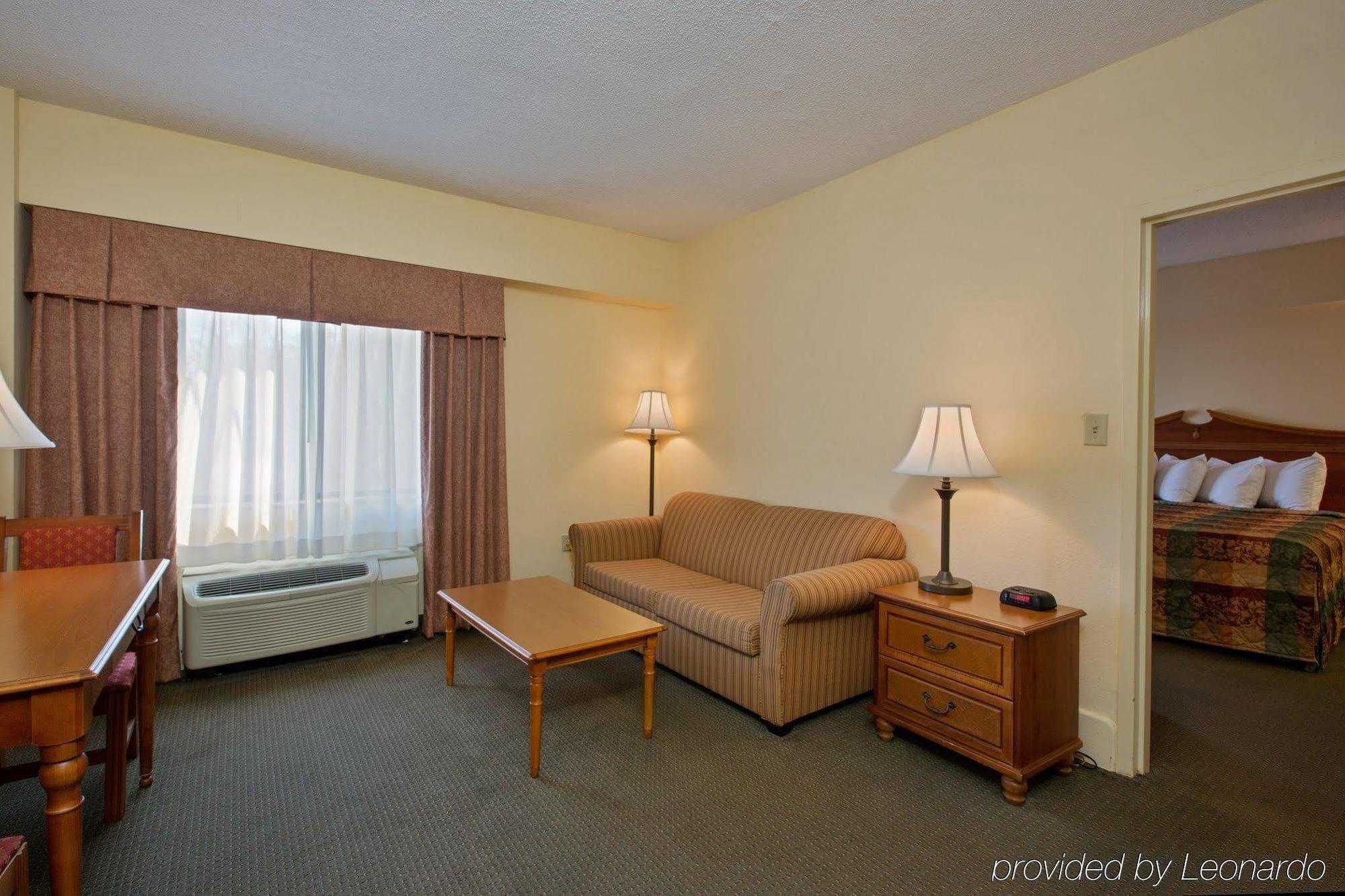 Country & By Radisson, East Busch Gardens , Va