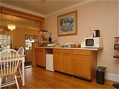 Country Hearth & Suites Hotel