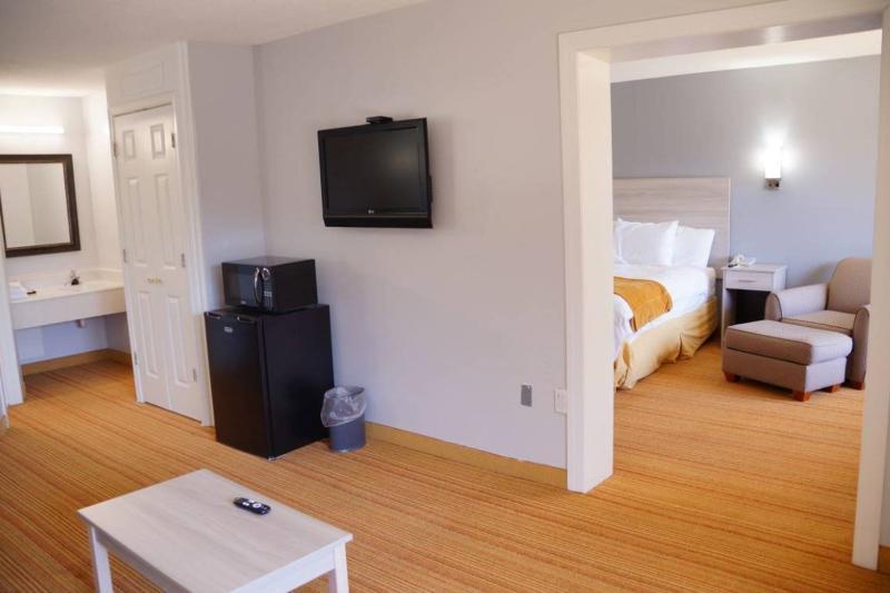 Hotel Days & By Wyndham Colonial
