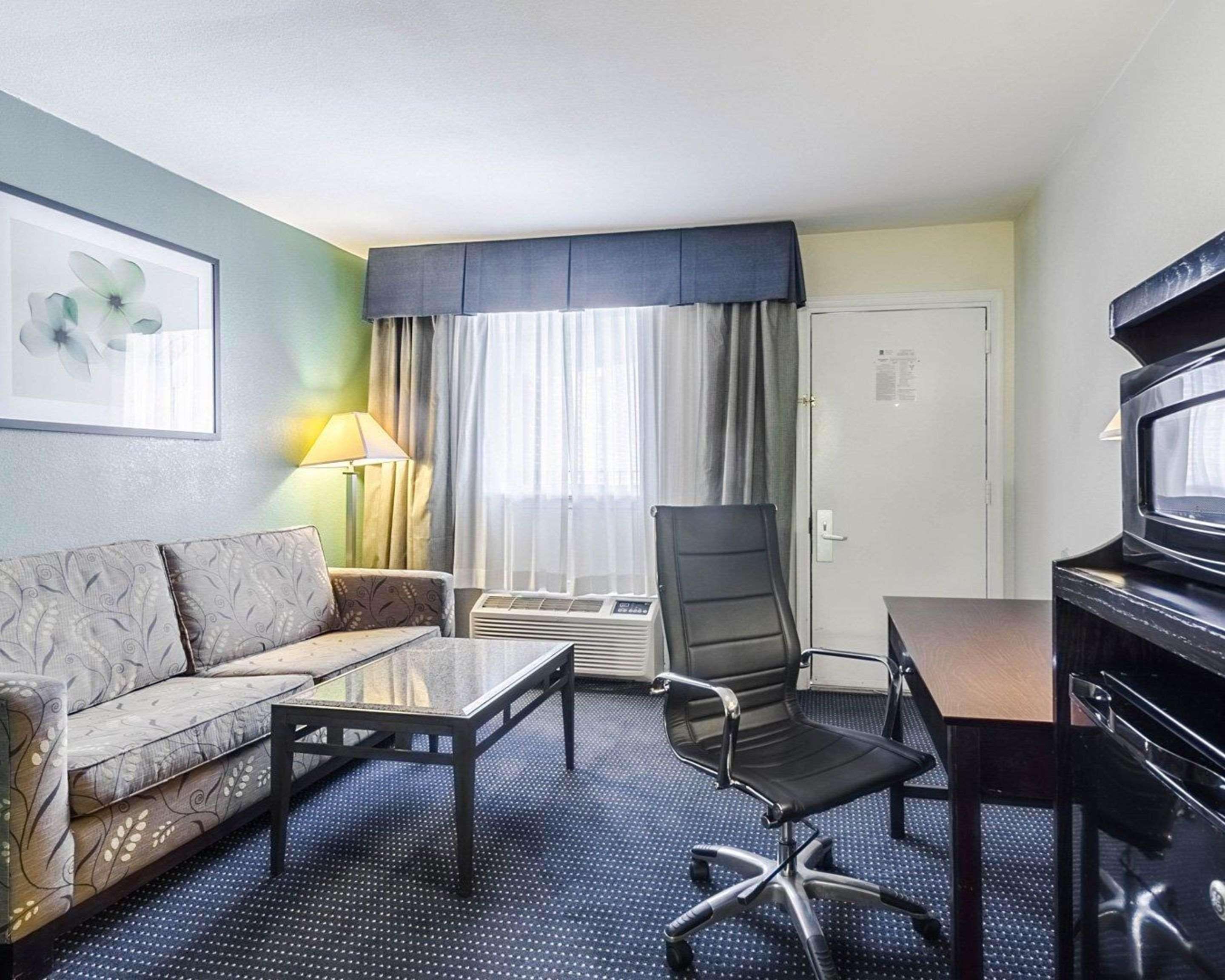 Rodeway & Central Hotel