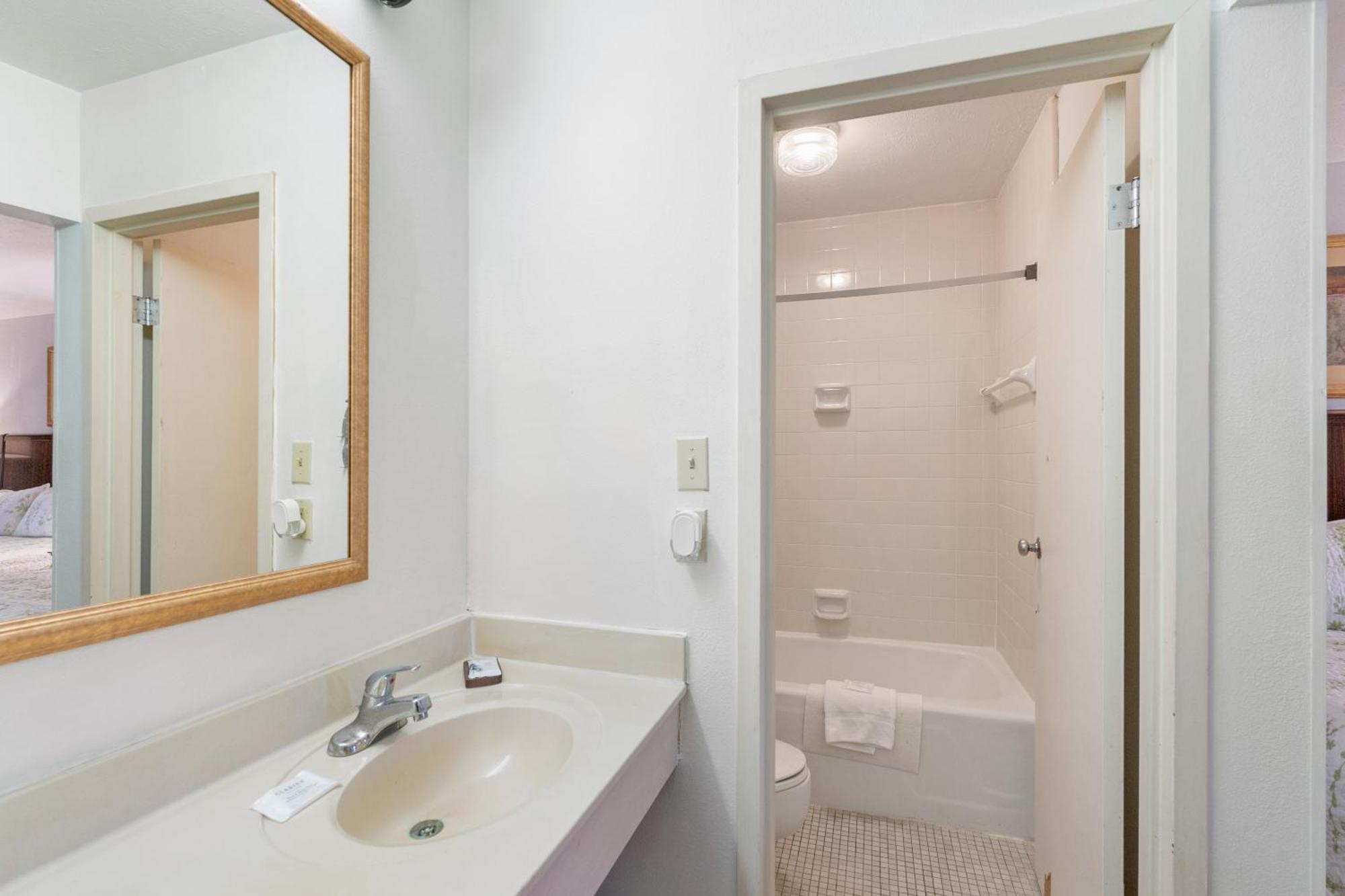 Williamsburg Suites Hotel *