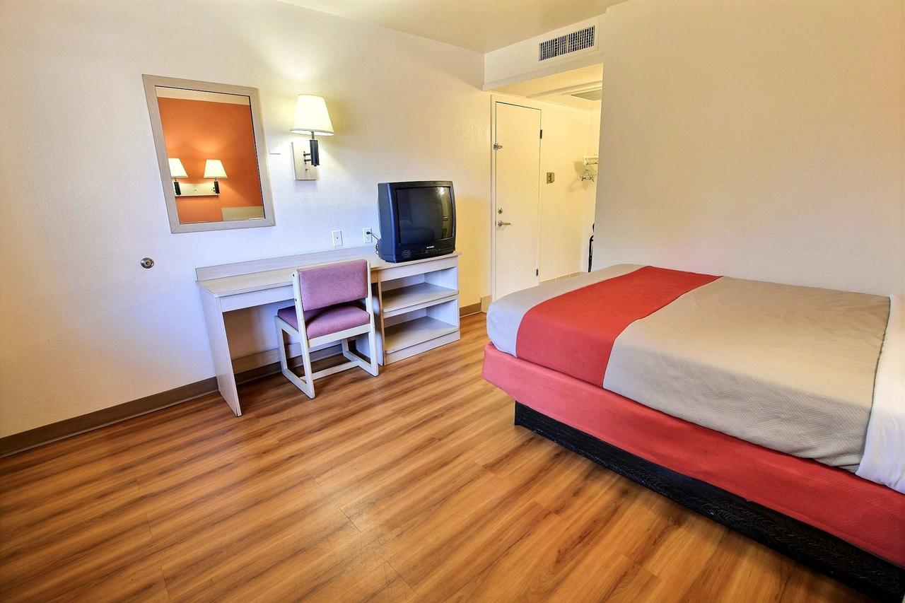6 Hotel