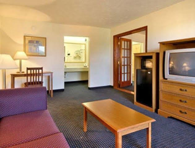 Williamsburg Suites Hotel