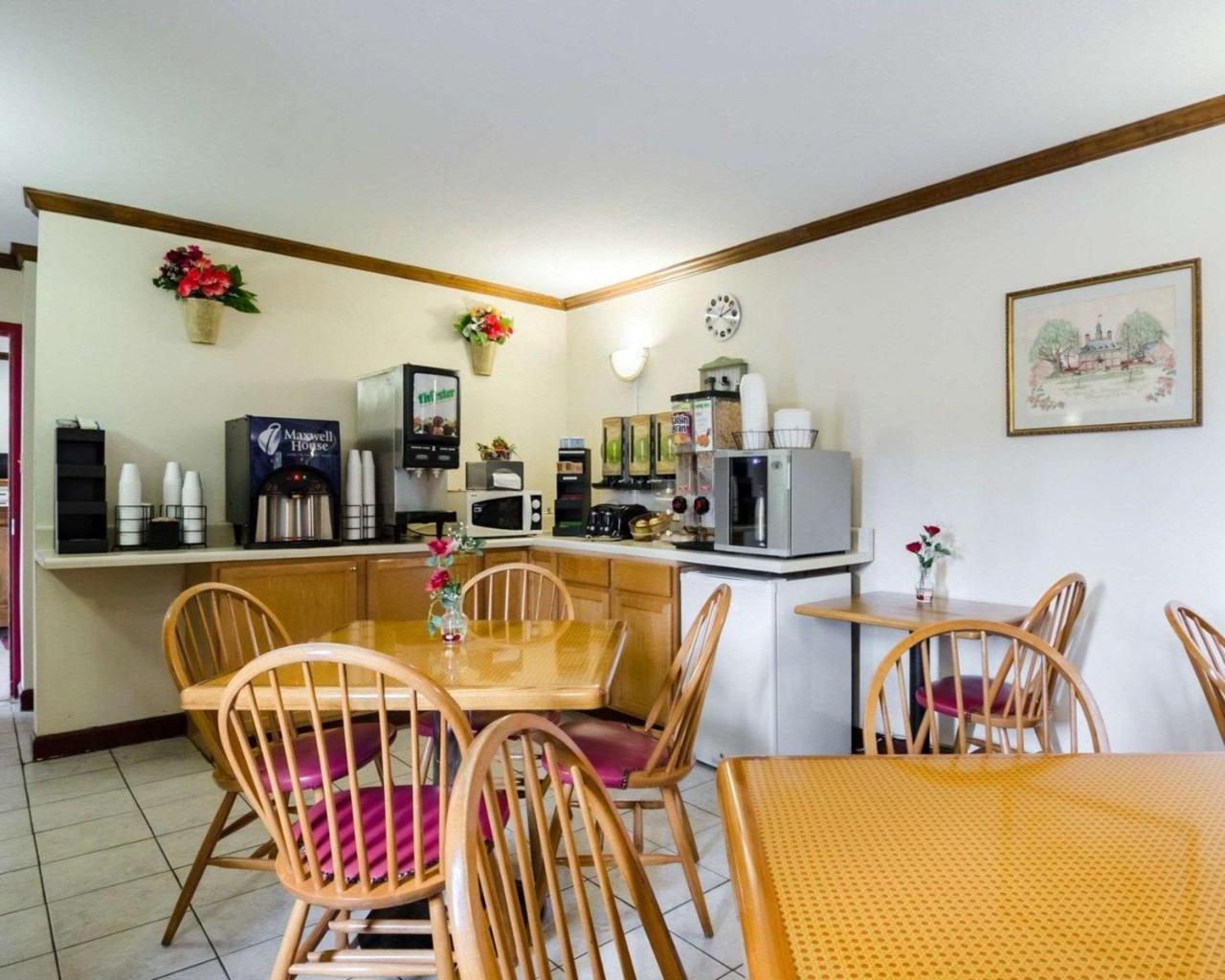 Econo Colonial Hotel 2*
