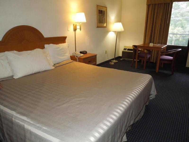 Hotel Williamsburg Suites *