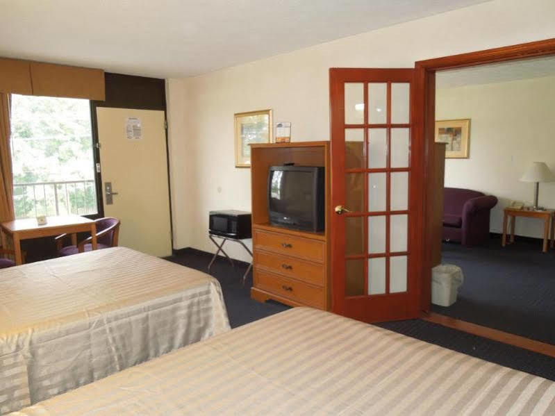 Hotel Williamsburg Suites